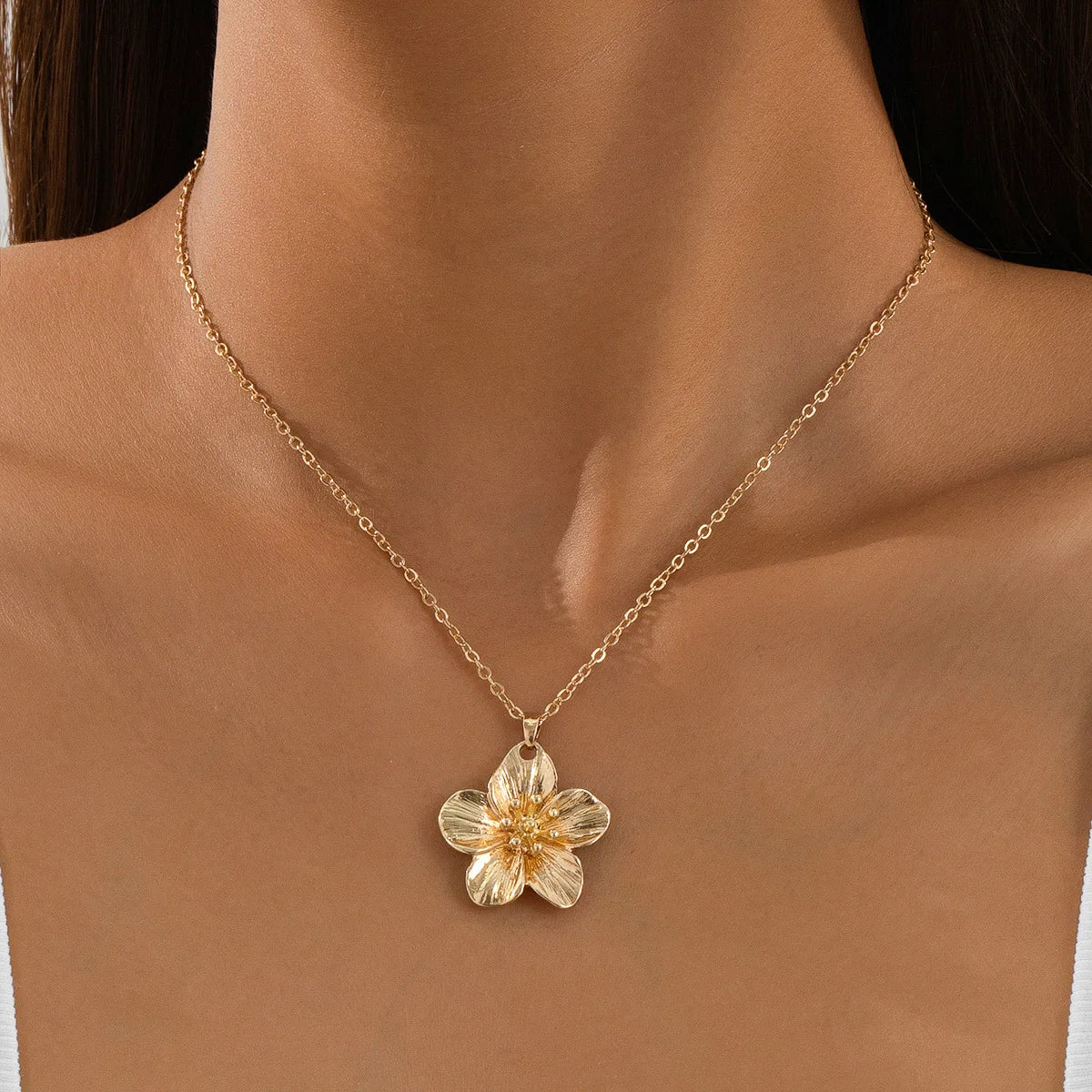 Elegant Metal Flower Pendant Necklace